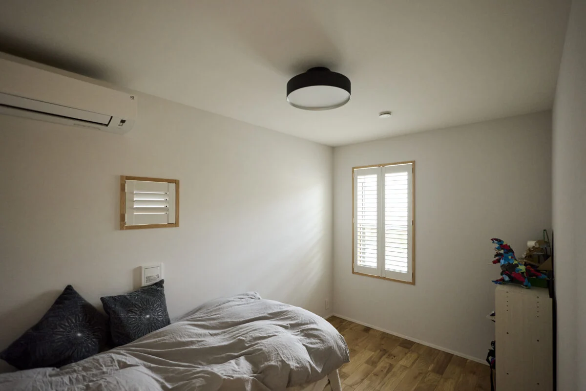 ２階にある子ども部屋の１つ。どの部屋にも窓があり閉塞感はない