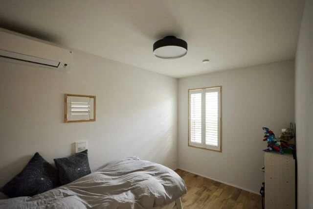 ２階にある子ども部屋の１つ。どの部屋にも窓があり閉塞感はない