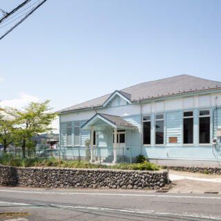 どこか懐かしく、素朴で愛らしい佇まい。映画館とは気づかない文化財の姿のまま、新たな役割を担う。その違和感と調和の絶妙なバランスこそが、この場所の大きな魅力だ。