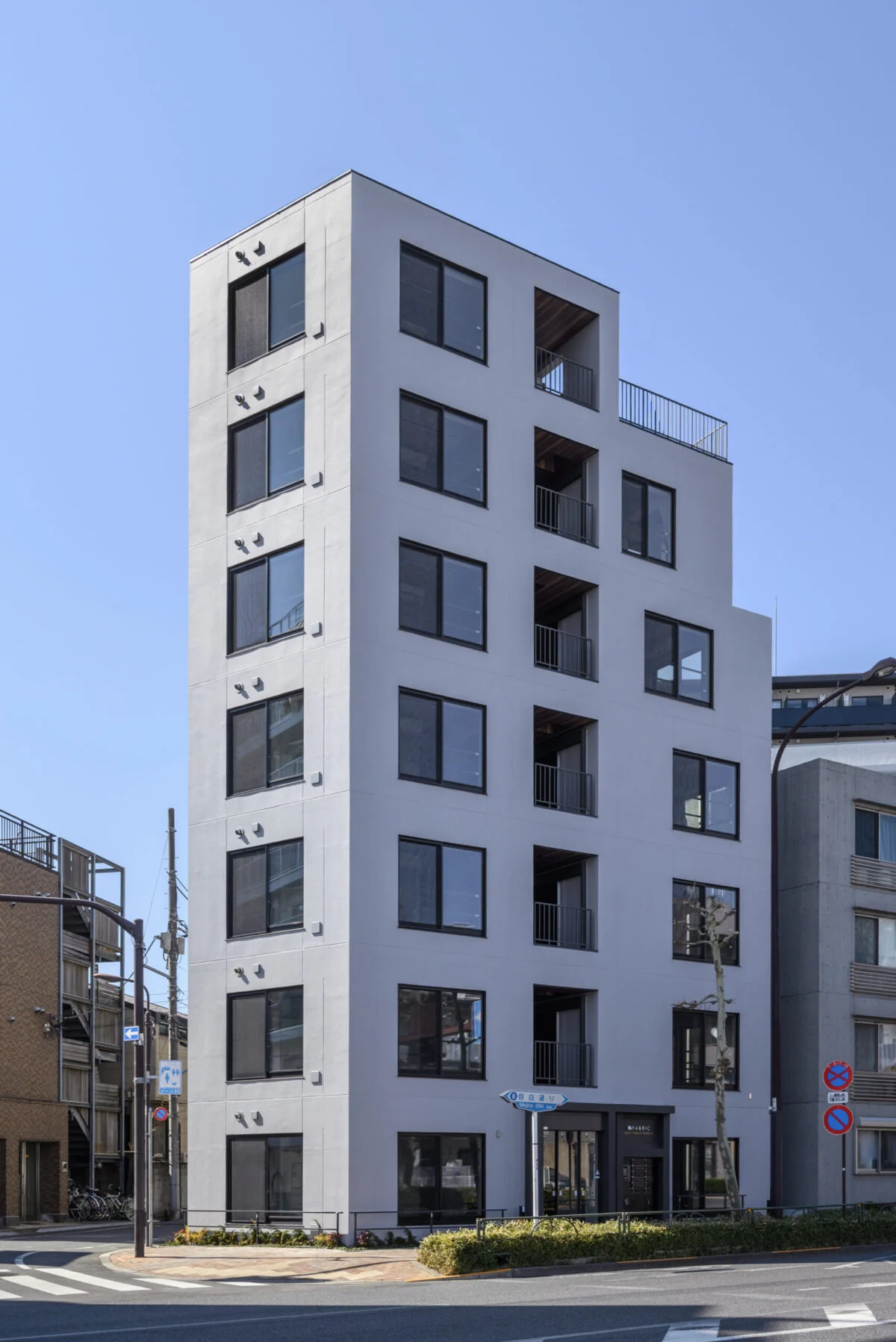 日常の出入りは玄関でなくバルコニーから?
常識破りの設計で叶えた広さと住み良さ