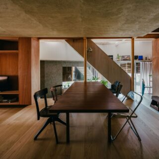 ダイニングは天井高を低く抑え、土間のホワイエと差異をつけることでワンフロアの中に多様性を持たせた。その時々の気分で居場所を変えていける自由さが心地いい
