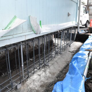 安全性を高めるため、建物を数cmジャッキアップして固定。石の基礎を取り除き、新たにコンクリートの基礎を打設した。
