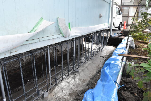 安全性を高めるため、建物を数cmジャッキアップして固定。石の基礎を取り除き、新たにコンクリートの基礎を打設した。
