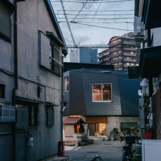 都心に近く、美術館や劇場などさまざまな文化に触れやすい場所でありながら、下町の雰囲気が漂う街。お地蔵さんのいる祠が目の前にあるのも、この場所を気に入った理由だそう
