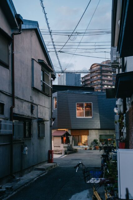 都心に近く、美術館や劇場などさまざまな文化に触れやすい場所でありながら、下町の雰囲気が漂う街。お地蔵さんのいる祠が目の前にあるのも、この場所を気に入った理由だそう
