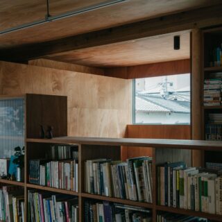 2階はあえて雑多な雰囲気の空間をめざし、色々なモノを置けるように各所に収納を造作。間仕切りとしても機能する本棚は高さを抑え、完全に仕切らないシームレスな空間とした