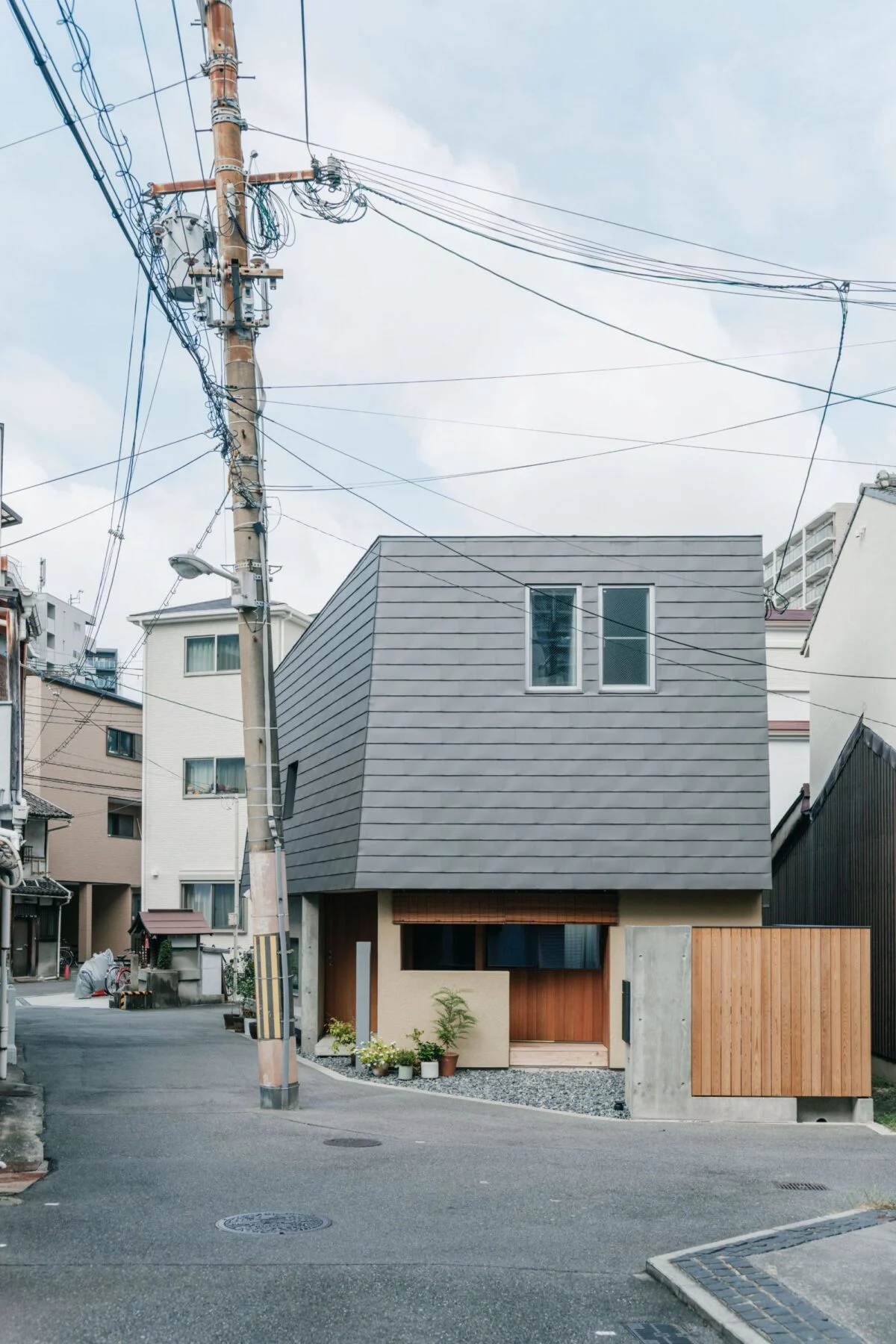 玄関と道路に適切な距離をとり、お互いに警戒心が生まれないような造りに。室内は照明の光量を抑えているため、暗い窓からは中の様子が丸見えにならずプライバシーを保てる
