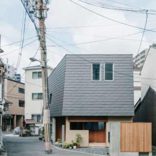 玄関と道路に適切な距離をとり、お互いに警戒心が生まれないような造りに。室内は照明の光量を抑えているため、暗い窓からは中の様子が丸見えにならずプライバシーを保てる
