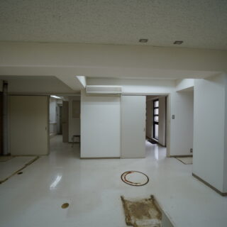 当時は柱や壁でいくつもの部屋に分かれていた。
