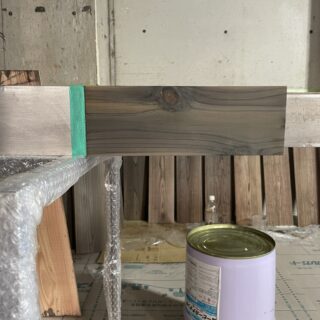 オリジナルの照明の塗装も自らの手で。こだわりの鉄錆染色を施した。
