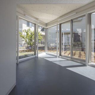 1階ラボ2。周辺隣家と距離を取りつつ、鉄骨柱で鉄筋コンクリートスラブを支持させ、庭と一体化する開放的な空間を獲得。天井の吸音材や遮音カーテンにより軽微な防音・防振性を備えている