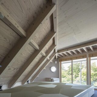 木造の架構を現しとした３階。スポットライトによる間接照明がメイン。「特に住宅では寝転がって天井を眺める事が多いので、器具はなるべくつけずにすっきり美しくさせたい」と木島さん。ボロノイ畳の寝台は枕の位置をどこにしてもよく、どの向きでも違う美しさがあるのは楽しい