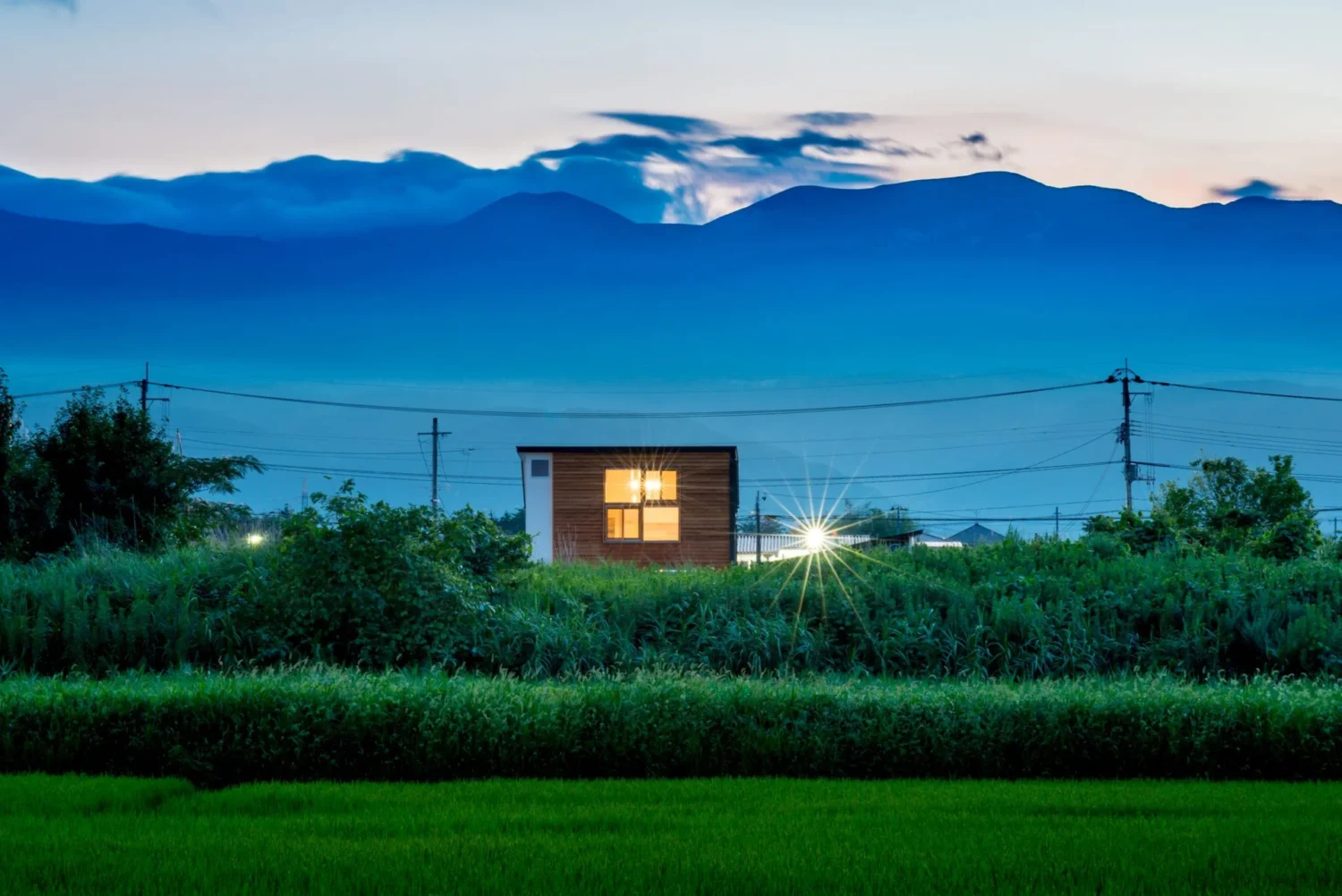 家族の声が届く、20坪の狭小2階建て
田園風景の中に佇む「大きな窓の小さな家」