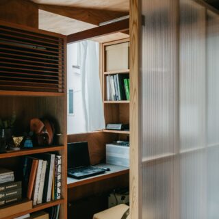 透明なツインカーボをパーテーション風に設置し、ワークスペースをゆるやかにゾーニング。仕事場として集中できる環境を整えつつ、閉鎖的になりすぎないバランスを叶えた
