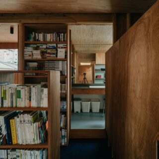 通路の壁がそのまま洗面脱衣室に連続してつながるように納まりを設計。「行き止まりを意識させない」「空間を分断しない」ことで、住まい全体に奥行と広がりが生まれている
