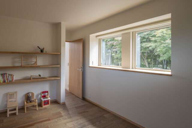 部屋の用途は厳格に決めずに設計している。子世帯の両親用を想定したベッドルームは、今は小さな子どもの遊具が並ぶ、プレイルームとなっている