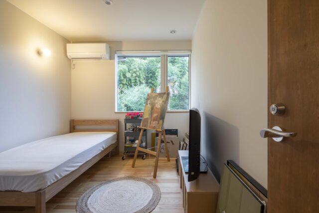 子供部屋を想定した寝室。現在はお施主様が絵を描く部屋として使われている
