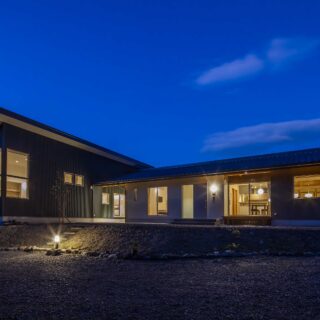 両世帯ともに、窓は南の竹林側に大きくとっている。建物の位置と向きを計算して視線をカットしているので、カーテンなどで窓を覆う必要はない