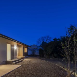 緑が広がる親世帯の南側テラス。自然が持つ圧倒的な力が強いため、あえて中途半端な庭は作らず、そのままにしている