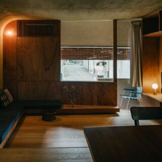 土壁に包まれるイメージをもとに、天井と壁を柔らかなアールでつないだ意匠が印象的。窓の外側に垂れ壁を設け、開きすぎず閉じすぎずの絶妙なバランスを追求している
