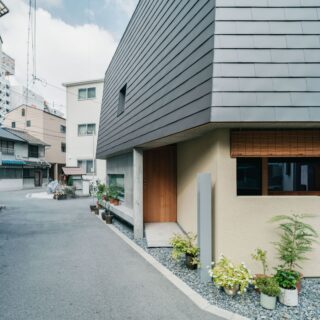 外壁全体をコンクリートにすると威圧感が出てしまうため、ガルバリウム張り、モルタルの掻き落としなど、さまざまな素材を組み合わせて「怖くない、楽しげな建築」をめざした
