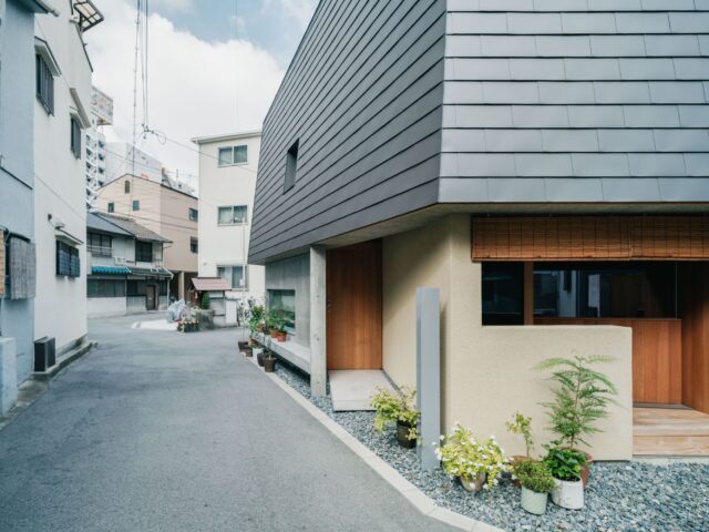 外壁全体をコンクリートにすると威圧感が出てしまうため、ガルバリウム張り、モルタルの掻き落としなど、さまざまな素材を組み合わせて「怖くない、楽しげな建築」をめざした
