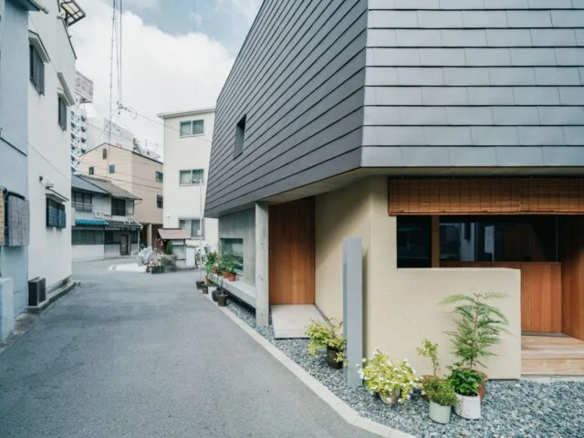 外壁全体をコンクリートにすると威圧感が出てしまうため、ガルバリウム張り、モルタルの掻き落としなど、さまざまな素材を組み合わせて「怖くない、楽しげな建築」をめざした
