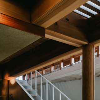 素材本来の魅力を引き出すために重要となる、緻密な納まり。その場所ごとに適した納まりを辻林さん自ら考え、熟練の職人の手仕事によって素材に命を吹き込んでいる
