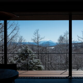 晴れた日には、真正面に、雄大な富士山が。訪れた人は誰もが思わず「おおー」と感嘆の声を漏らすに違いない