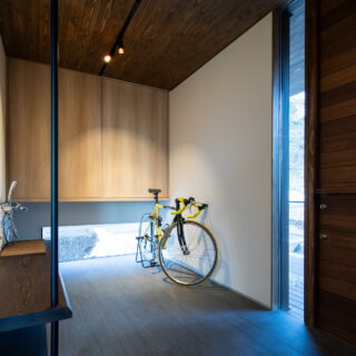 自転車もゆったりと置ける広々とした土間スペース。愛犬の足洗い場も設けられており、ペットとの暮らしを快適にする配慮も忘れていない。