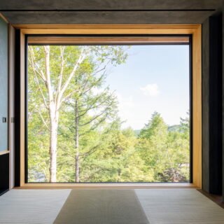 琉球畳を市松に敷いた和室は、まるで森の景色を切り取ったかのような一面の大窓が穿たれている。
