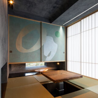落ち着きのある和室は。作家の卓越した筆致により、水墨画のように仕上げられた襖絵や壁のテクスチャーは、コーディネーターがセレクトしたもの。床には昇降式のテーブルが埋め込まれるなど、圧倒的な上質感の中に優れた利便性を兼ね備えている。