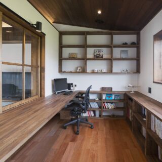 書斎はこもり感がありつつ、ガラス戸越しにLDKや中庭も見えて閉塞感は皆無。カウンターや棚は全て造作