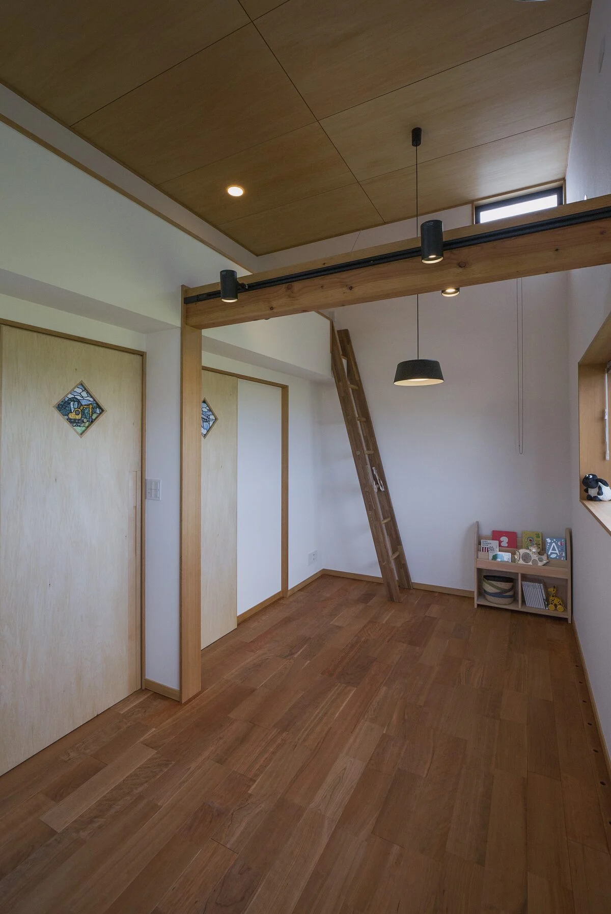子ども部屋は収納にもベッドにもなるロフト付き（写真左上）。必要に応じ2部屋に仕切ることもできる