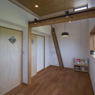 子ども部屋は収納にもベッドにもなるロフト付き（写真左上）。必要に応じ2部屋に仕切ることもできる