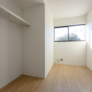 子ども部屋は、お子さんが自分好みにアレンジしていけるよう白が基調のシンプルな空間に。将来、隣り合う2室の仕切り壁を抜いて広いワンルームとして使うことも可能
