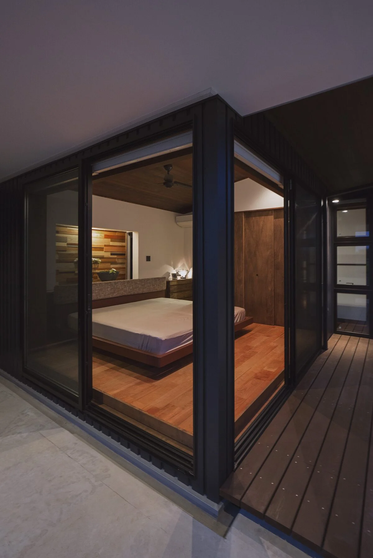 ピロティ＋建具で守られているので寝室もオープンなガラス張りに。中庭への広がりを感じる気持ちの良い空間