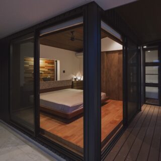 ピロティ＋建具で守られているので寝室もオープンなガラス張りに。中庭への広がりを感じる気持ちの良い空間