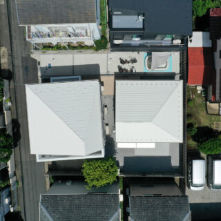 上空から見た母屋（写真左）と「Slur House」（同右）。屋根の棟木を中心からずらし、互いに寄り添うような印象に。つかず離れずの親子のほどよい距離感を感じさせる佇まいだ