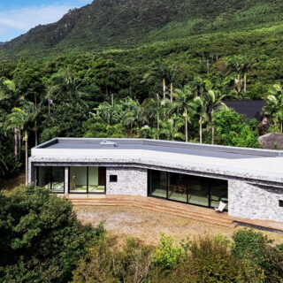 中央の大きな建物が「陽」エリアにある「RETREAT HOME」。建物の右には「陰」のエリアが広がっている。主寝室と浴室は右端に計画し、生い茂る緑と川が流れる音など、自然をより近くに感じられるようにした。RETREAT HOMEの奥、黒い三角屋根の建物は「GUEST PAVILION」