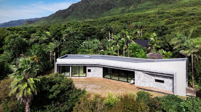 中央の大きな建物が「陽」エリアにある「RETREAT HOME」。建物の右には「陰」のエリアが広がっている。主寝室と浴室は右端に計画し、生い茂る緑と川が流れる音など、自然をより近くに感じられるようにした。RETREAT HOMEの奥、黒い三角屋根の建物は「GUEST PAVILION」