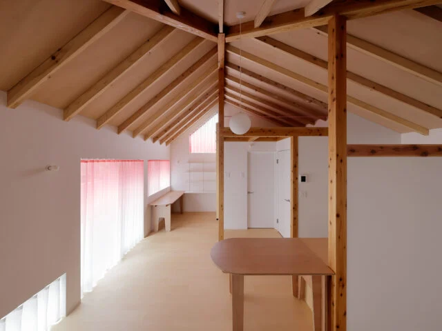 写真手前から母屋のある西側（写真奥）に向かって、地窓→掃き出し窓→腰高窓→高窓と、窓の位置が徐々に高くなっていく。「母屋に近づくにつれて高くなる窓配置で、寄り添うような家族の関係性を表現しました」と猪飼さん