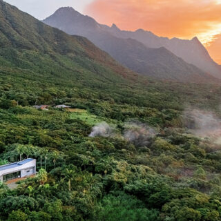 左下、森に囲まれた白い建物が「RETREAT HOME」。まるで元からそこに存在していたかのように、大自然に溶け込んでいる