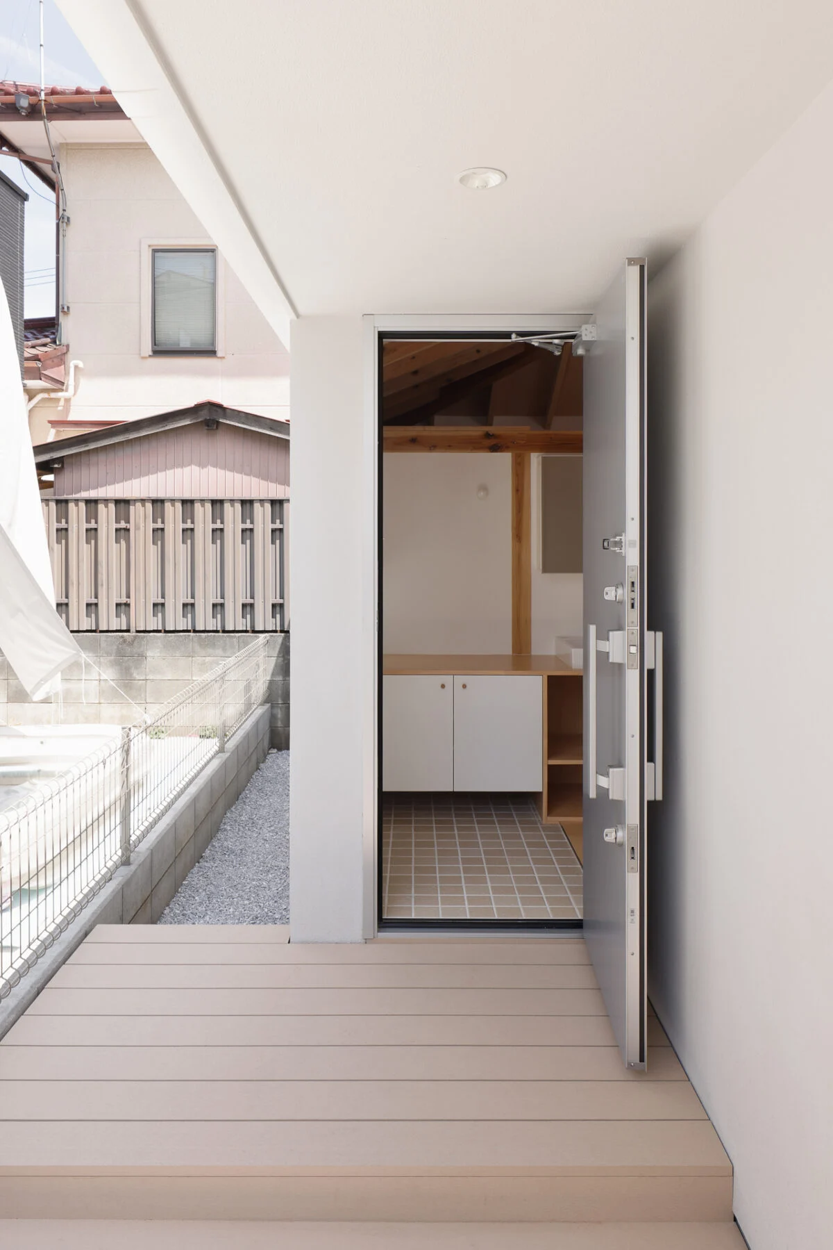 玄関は敷地の北側。母屋の玄関前を通ってたどり着く動線となっており、守られているような安心感がある