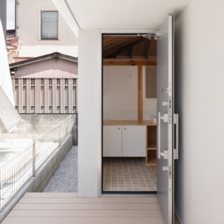玄関は敷地の北側。母屋の玄関前を通ってたどり着く動線となっており、守られているような安心感がある