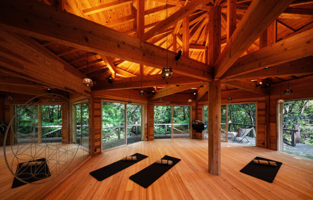 ヨガやイベント、セミナーなどを行う「MEDITATION PAVILION」は「陰」エリアに計画。既存の建物をリノベーションして梁を現しに、また床や壁なども一新した。外は手つかずの自然が広がる。画像左、ミラーのエッチングは島内加工できなかったため、他県で加工し運び入れた