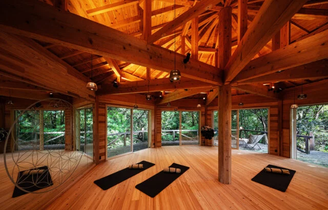 ヨガやイベント、セミナーなどを行う「MEDITATION PAVILION」は「陰」エリアに計画。既存の建物をリノベーションして梁を現しに、また床や壁なども一新した。外は手つかずの自然が広がる。画像左、ミラーのエッチングは島内加工できなかったため、他県で加工し運び入れた