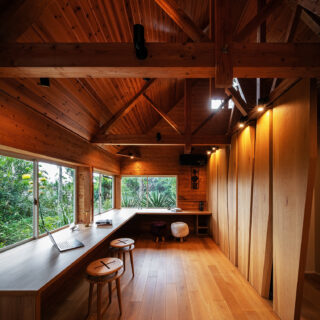 リノベーションで完成した「GUEST PAVILION」。右の壁は木々が鬱蒼と茂る森の中の視界を表現した