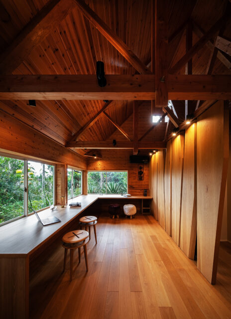 リノベーションで完成した「GUEST PAVILION」。右の壁は木々が鬱蒼と茂る森の中の視界を表現した