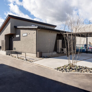 外観。北と東が道路に接する角地。さまざまな区画を比較検討するところから関与し、最終的にこの敷地で決定した。北側に駐車場を配し、家屋も可能な限り北側に。結果として南側の庭を最大限に広くとることができた。庭づくりも同時に手掛けており、便利で美しい空間を実現している